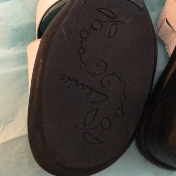 Clark’s Slide Sandal size 8. Color White - Picture 5 of 5